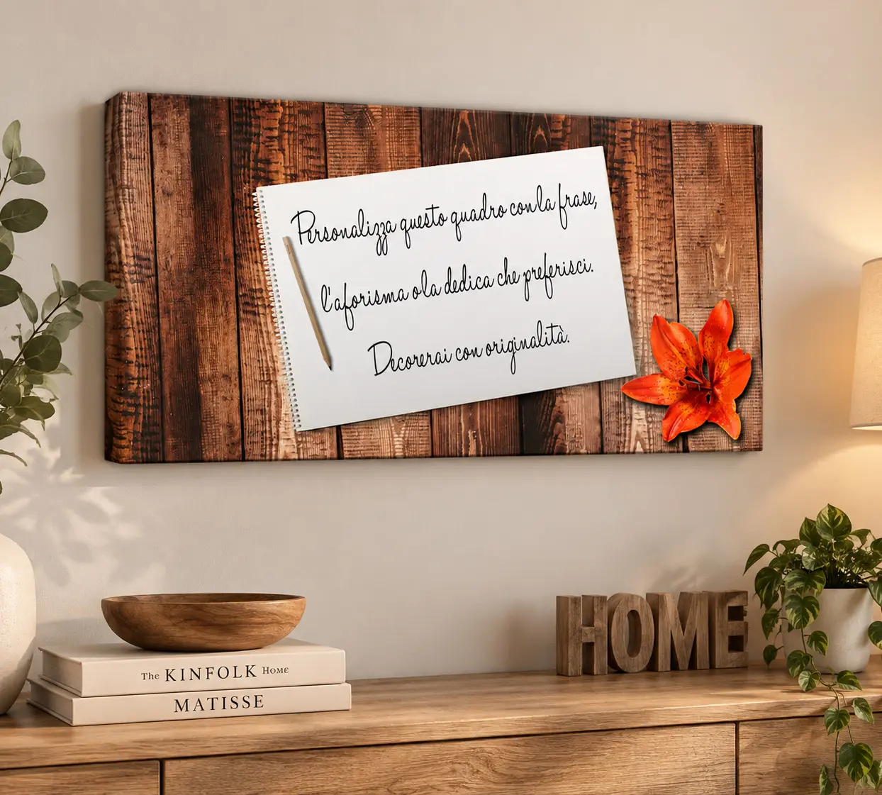 Quadro moderno stampa frase personalizzata arredo su tela, ambientato in ingresso con grafica effetto legno e dedica personalizzabile.