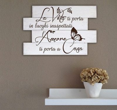 Shabby chic pannelli in legno decorativi frase casa "La vita ti porta in luoghi inaspettati, l’amore ti porta a casa" su legno bianco