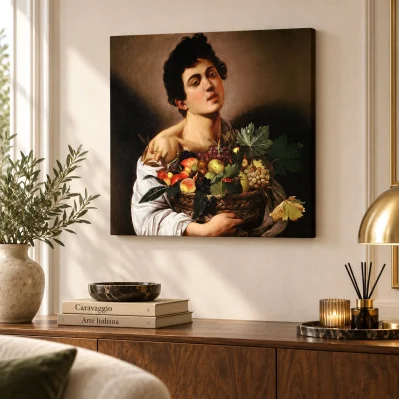 Quadro Fanciullo con canestro di frutta di Caravaggio su tela 50x50 cm, ambientato in soggiorno elegante con consolle in legno e arredo raffinato.