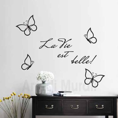 Adesivi da parete con scritte "la vie est belle" e farfalle decorative