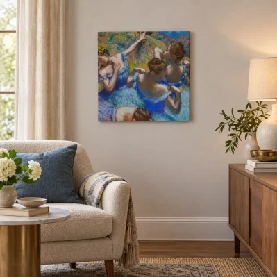 Ballerine dietro le quinte di Degas su tela 50x50 cm, ambientato in angolo lettura elegante con poltrona e arredo in legno.