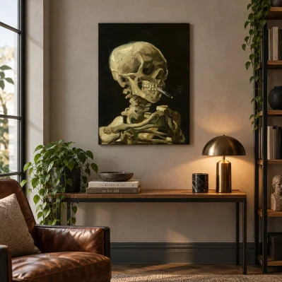 Riproduzione su tela di Van Gogh con cranio di uno scheletro con sigaretta accesa, ambientata in uno studio elegante con consolle e lampada
