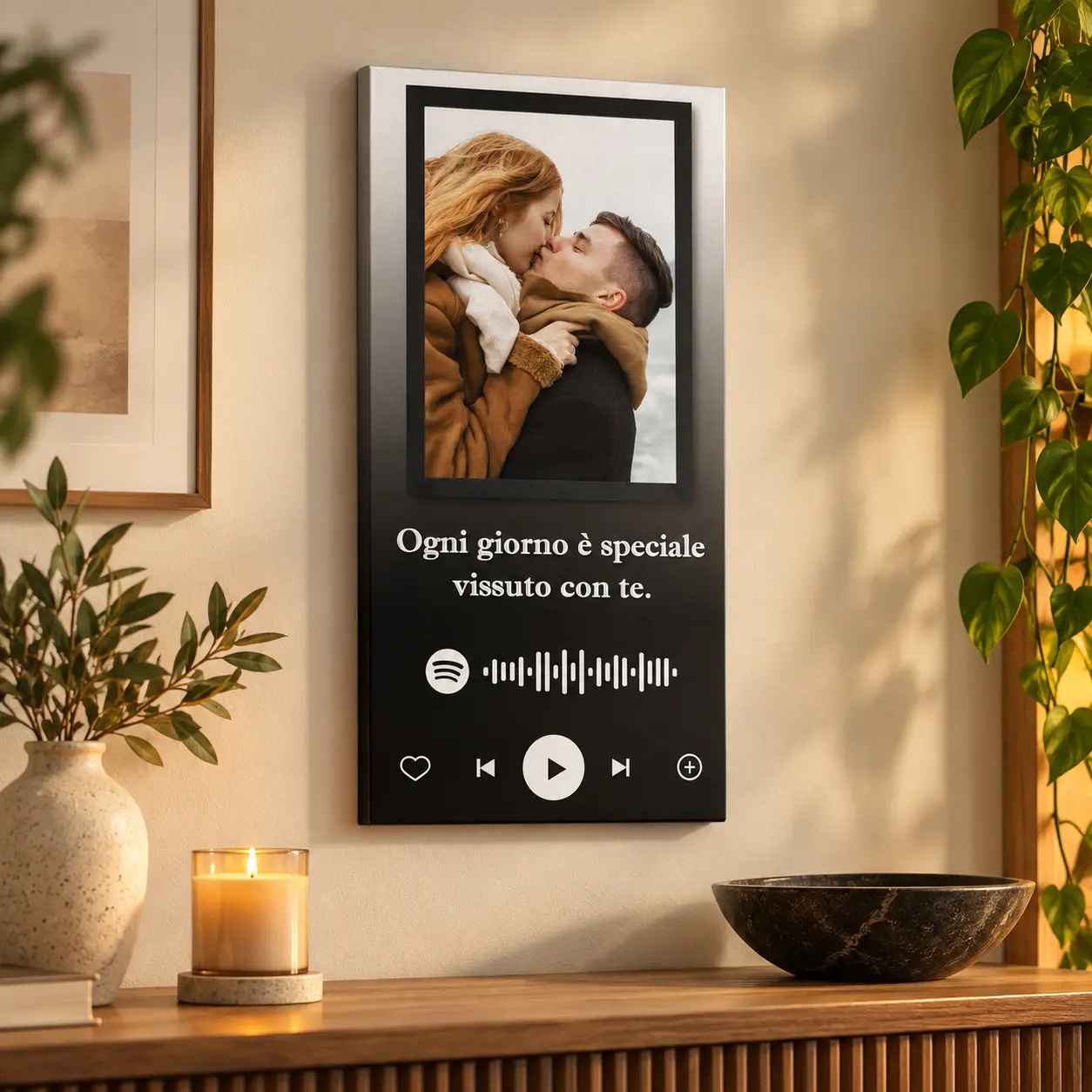 Quadro personalizzato con dedica, foto e Spotify Code, ambientato in soggiorno caldo con stampa su tela verticale.