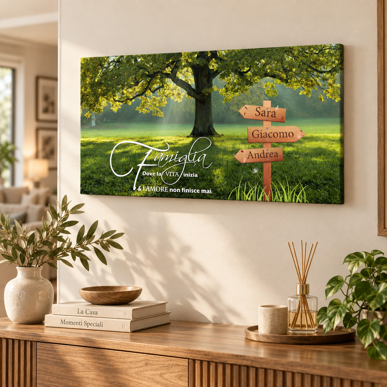 Quadro personalizzato per la famiglia con nomi su tela, ambientato in soggiorno accogliente con decorazione da parete.