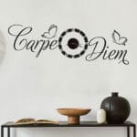 Adesivo Murale INDIGOS 'Carpe Diem' 90x28 Cm: Decorazione Da Parete In Vinile Opaco Per Soggiorno, Camera, Ufficio (Bianco)