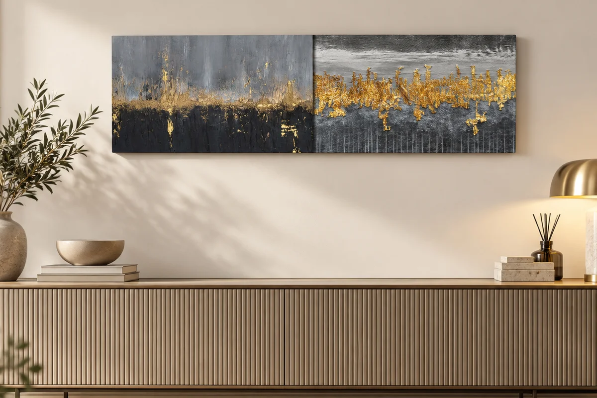 Quadro astratto moderno su tela sopra la credenza del soggiorno