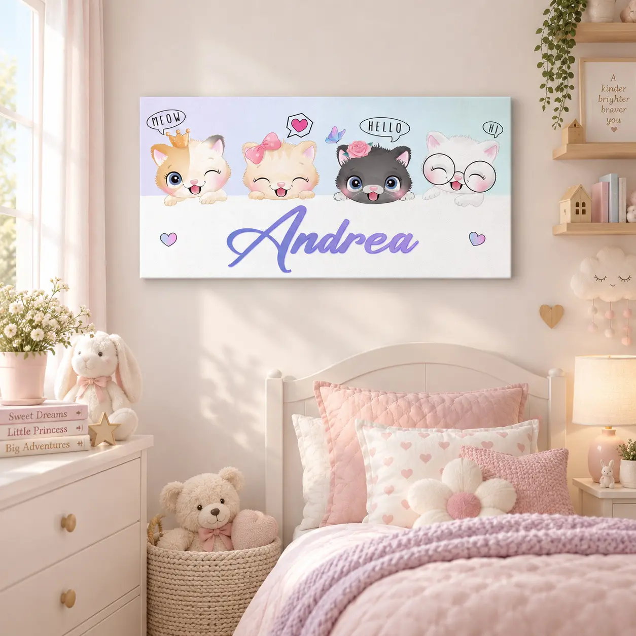 Quadro con nome personalizzato per bambini su tela 80x40 cm, ambientato in cameretta con grafica gattini.