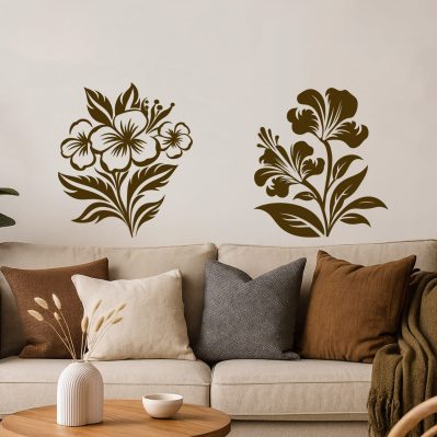 Fiori adesivi murali decorativi di colore marrone su parete beige dietro il divano del soggiorno.