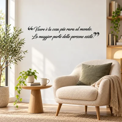 Scritte adesive personalizzabili per pareti, ambientate in un angolo lettura con frase adesiva nera su muro bianco.