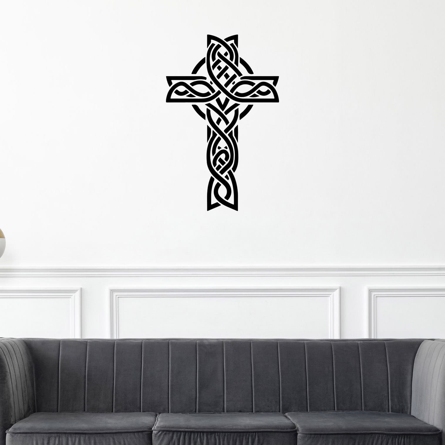 Adesivo murale Croce Celtica decorativa in stile intrecciato su parete bianca.