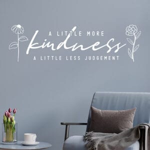 Adesivo vinilico di alta qualità con scritta motivazionale in inglese, ideale per creare un angolo di ispirazione e accoglienza in qualsiasi spazio abitativo o professionale.