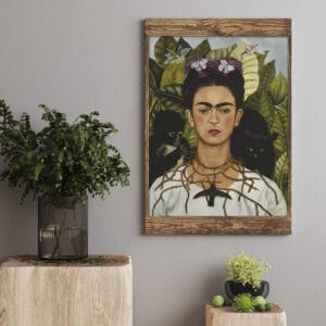 Decorazione murale con il capolavoro di Frida Kahlo "Autoritratto con collana di spine". La scimmia, il gatto nero e la collana di spine creano un ritratto profondo e suggestivo, perfetto per chi ama l'arte espressiva e carica di significato. Un pezzo imperdibile per gli amanti dell'arte e del design d'interni.
