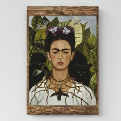 Riproduzione artistica su tela dell'iconico "Autoritratto con collana di spine" di Frida Kahlo. Un'opera intensa e simbolica che esprime sofferenza, forza interiore e rinascita attraverso dettagli raffinati e colori vibranti. Perfetto per decorare il soggiorno.