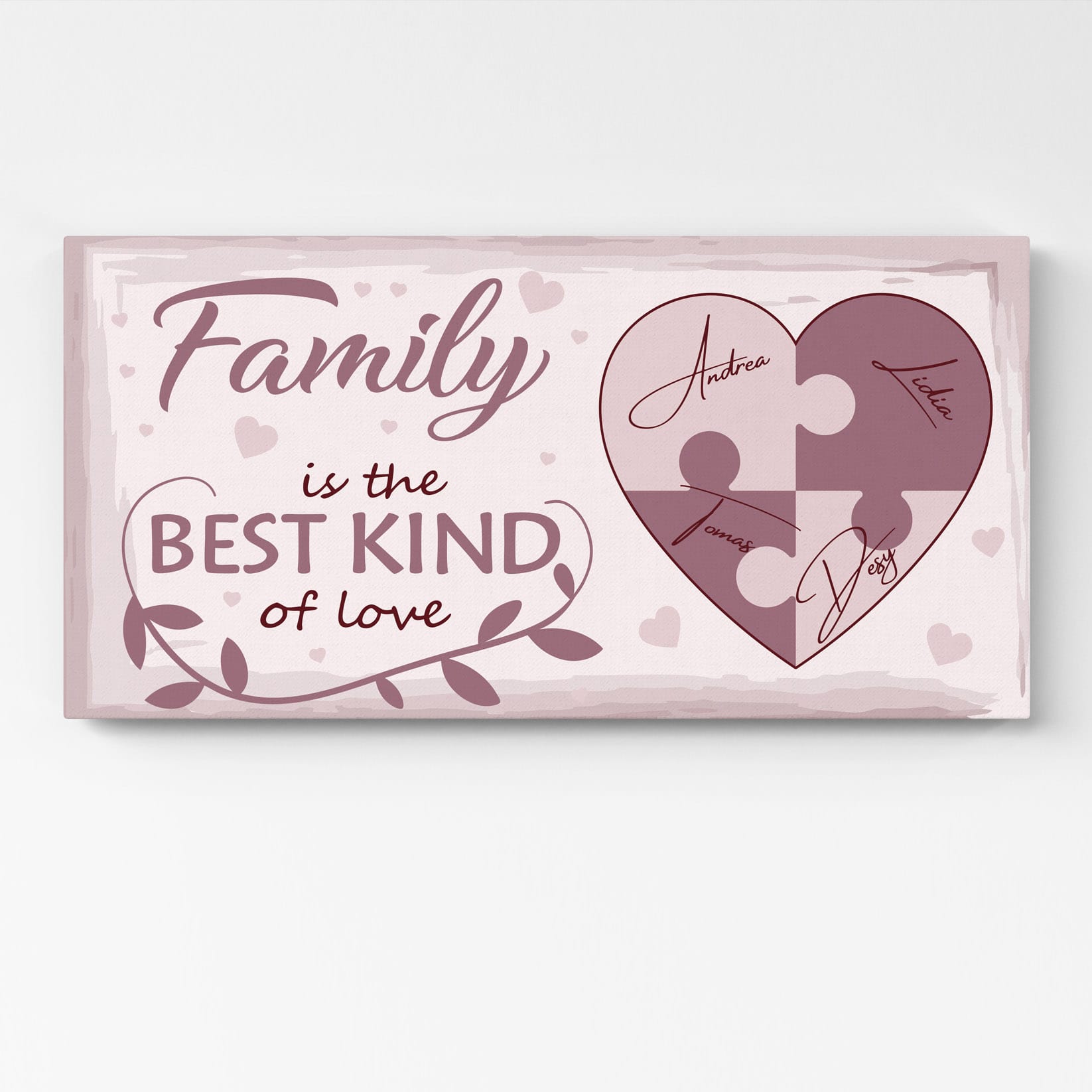 Elegante quadro su tela con la scritta "Family is the Best Kind of Love" e un cuore formato da pezzi di puzzle personalizzati con quattro nomi. Il design raffinato in toni pastello è ideale per arredare la casa con un tocco affettuoso.