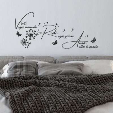 Scritte adesive da parete per la camera da letto di colore nero su muro bianco.