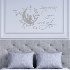 Frase adesiva da parete “Lascia che i tuoi sogni siano le tue ali” in stile calligrafico, perfetta per camere da letto romantiche.
