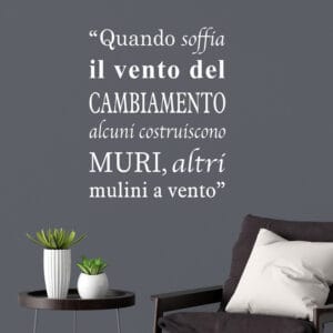 Decorazione da parete con citazione filosofica in vinile adesivo, ideale per soggiorni dal design contemporaneo.