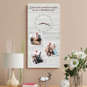 Quadro orologio personalizzabile con foto su sfondo effetto legno chiaro, design elegante e frase ispiratrice.