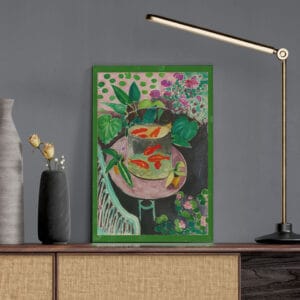 Opera di Matisse con vaso cilindrico contenente pesci rossi su tavolino circondato da piante ornamentali.
