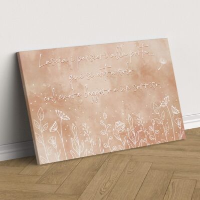 Dettaglio della stampa su tela che unisce una texture acquerello e una grafica romantica di fiori di campo, accompagnata da una calligrafia elegante che trasmette accoglienza e serenità.