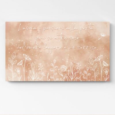 Immagine del quadro su tela in stile shabby chic con la frase “Lascia i pensieri alla porta… qui si entra solo col cuore leggero e un sorriso”, caratterizzato da toni cipria e beige e delicati dettagli floreali.