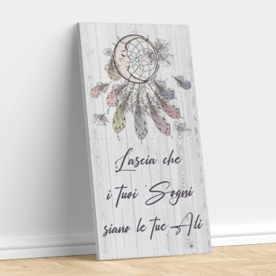 Stampa su tela con scritta “Lascia che i tuoi sogni siano le tue ali” in stile boho romantico.