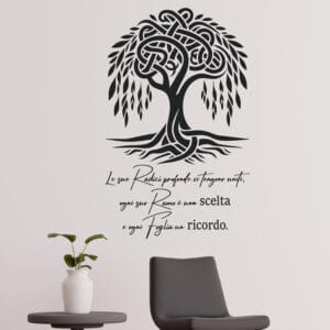 Adesivo murale decorativo con albero della vita e frase significativa in nero, applicato su muro bianco.