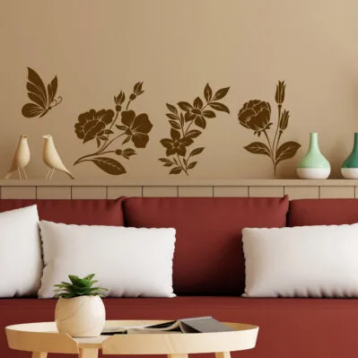 Decorazione adesiva da parete con fiori stilizzati e farfalla in vinile marrone su sfondo beige.
