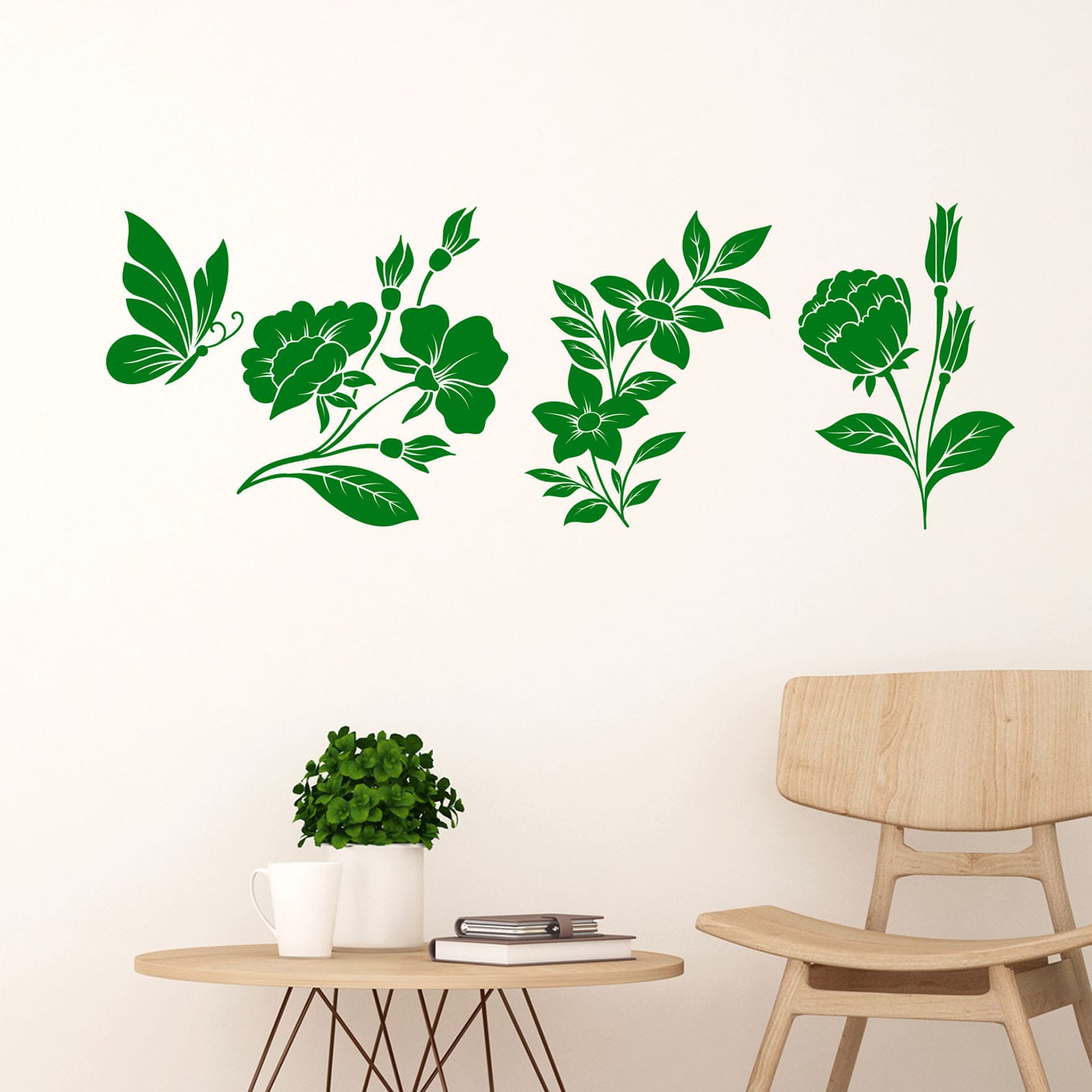 Sticker murale verticale con fiori e farfalla in vinile verde su parete avorio.