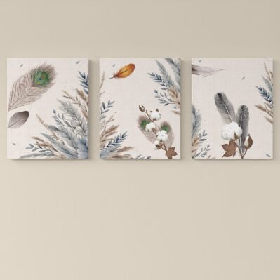 Quadri decorativi con piume e foglie su sfondo neutro – Una composizione armoniosa di tre tele con motivi naturali: piume, rami e fiori di cotone su sfondo beige, perfetta per arredare con eleganza soggiorni e camere da letto.