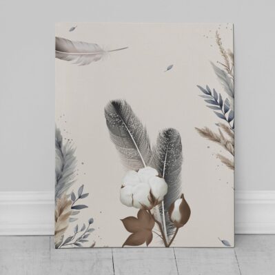 Quadro su tela con elementi botanici delicati – Dettagli raffinati come piume di pavone, fiori di cotone e foglie stilizzate si fondono su tela in una palette di toni caldi e freddi che donano equilibrio visivo.