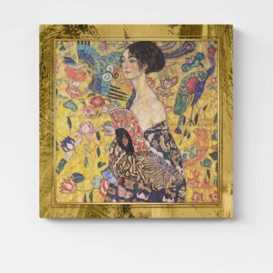 Quadro Dama con ventaglio di Klimt con cornice dorata stampata su tela, perfetto per arredare con eleganza.