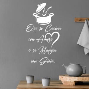 Scritte adesive per pareti cucina in diverse varianti di colore – Ideale per arricchire l’arredo con stile e un tocco di calore. Facile da applicare e resistente nel tempo.
