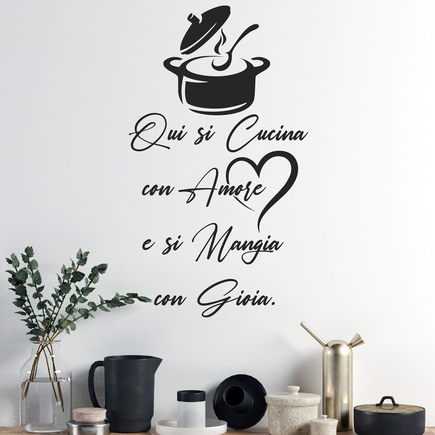 Scritte adesive per pareti cucina con frase "Qui si Cucina con Amore e si Mangia con Gioia" – Decorazione elegante e accogliente per ogni ambiente.