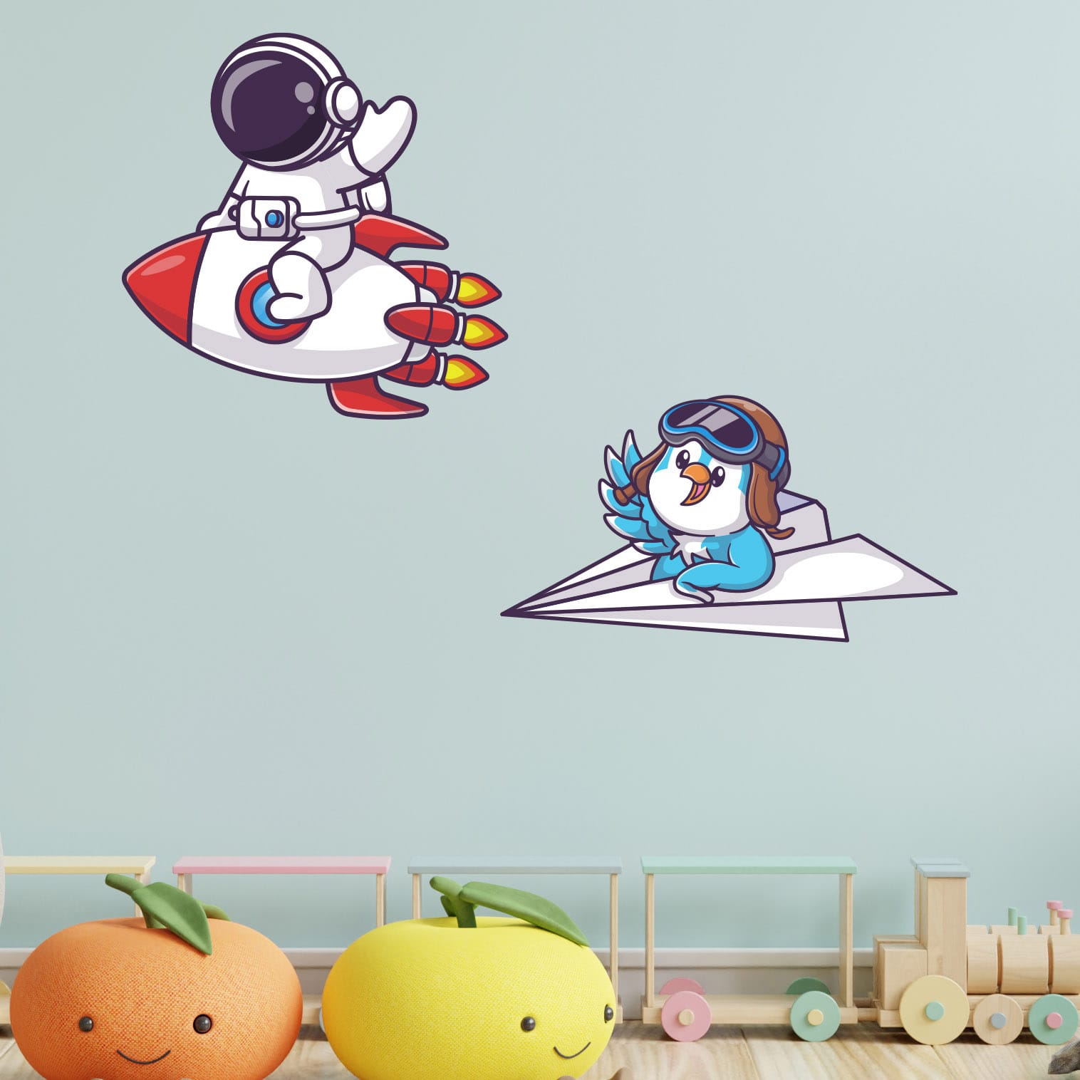 Adesivi murali bambini cameretta con astronauta su razzo e uccellino su aeroplano di carta: perfetti per decorare le pareti con fantasia e colore.