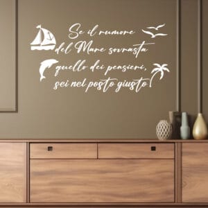 Sticker da parete con citazione sul mare e simboli nautici, perfetto per arredare con stile e ispirazione spazi domestici o turistici.