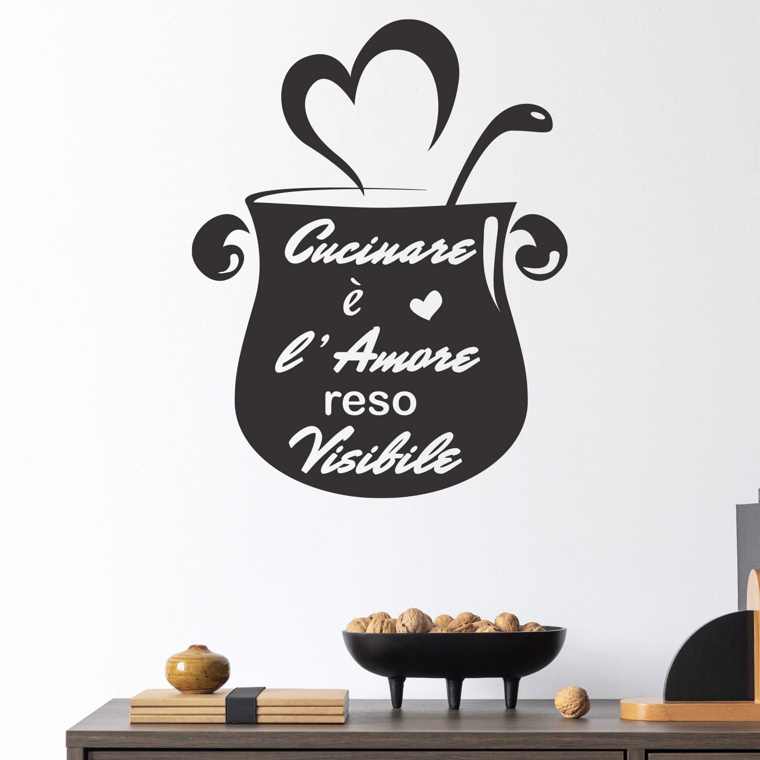Adesivi murali cucina a forma di pentola ma di grande effetto riportando la citazione " Cucinare è l'amore reso visibile"