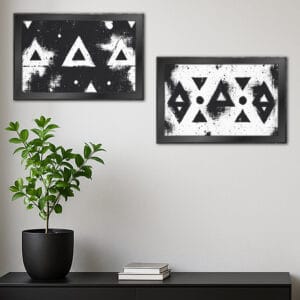 Bilanciamento tra ordine e spontaneità: una coppia di tele monocromatiche dove la geometria del triangolo si mescola al caos controllato. I campi di colore bianco e nero si alternano, con macchie sfumate e bordi irregolari che ricordano la materia urbana. È un design pensato per chi ama l’eleganza minimalista con un tocco di grinta artistica.