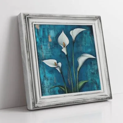 Stampa su tela con fiori di calla e cornice bianca vintage – quadro d’arredo floreale per soggiorno, camera da letto o ingresso.