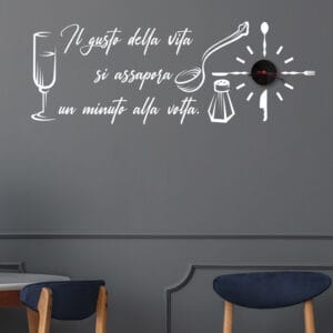 Dettaglio dell’orologio murale con citazione motivazionale e utensili grafici – Perfetto per completare l’arredo cucina con un tocco di stile e significato.