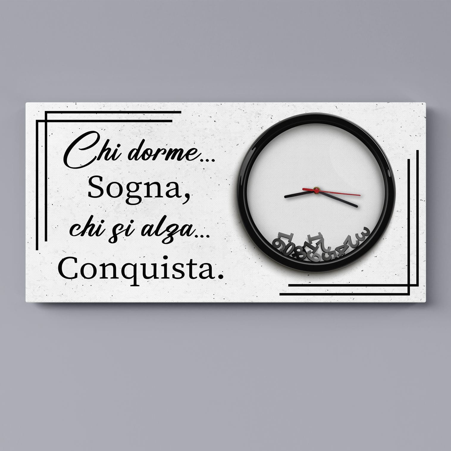 Vista frontale del quadro orologio da parete in tela con frase motivazionale "Chi dorme... Sogna, chi si alza... Conquista", design moderno bianco e nero.