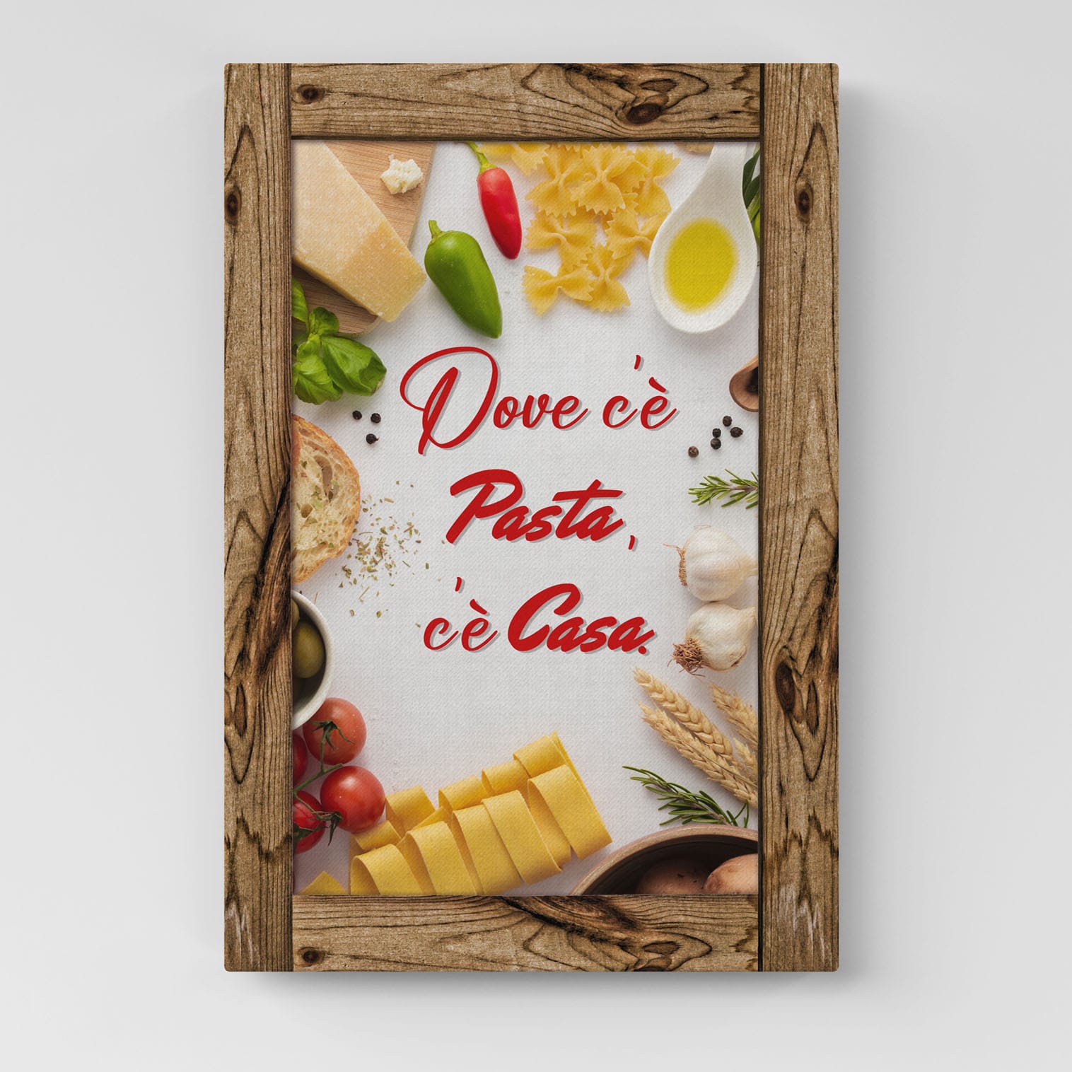 Dettaglio ravvicinato di un quadro per cucina con cornice su tela, decorato con ingredienti mediterranei e una scritta accogliente.