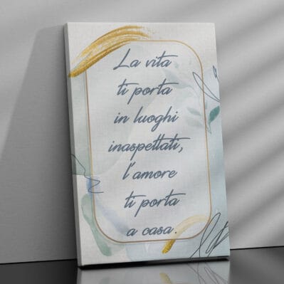 Dettaglio di una stampa su tela personalizzata con frase motivazionale in font elegante, perfetta per arredo d’interni.