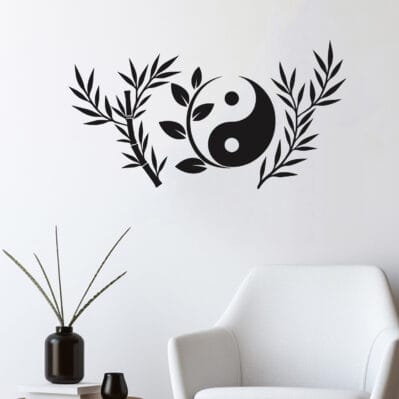 Stickers murali Feng Shui con simbolo Yin-Yang e rami di bambù neri su parete chiara, in ambiente moderno e minimalista.