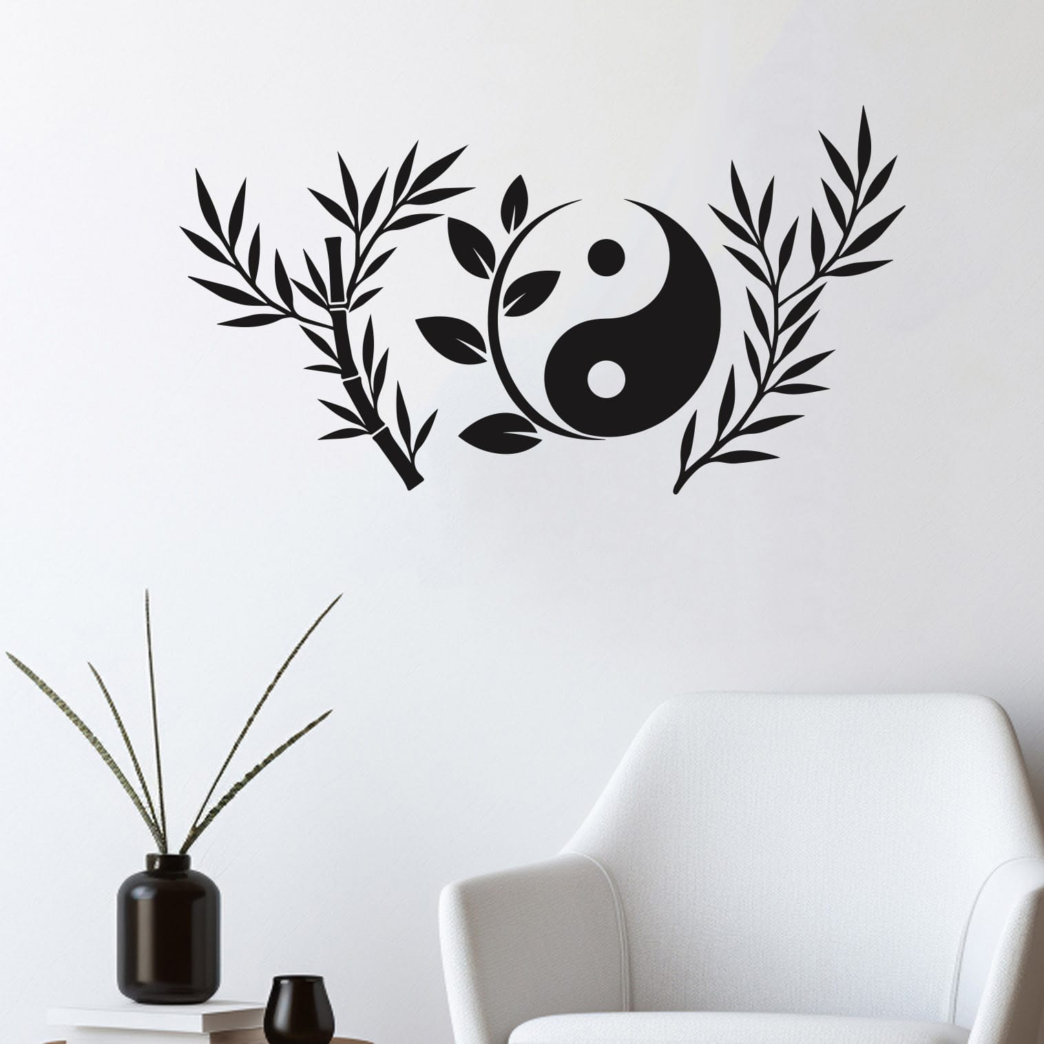 Stickers murali Feng Shui con simbolo Yin-Yang e rami di bambù neri su parete chiara, in ambiente moderno e minimalista.