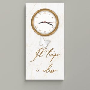 Orologio da parete moderno arredo con design raffinato e farfalla decorativa.