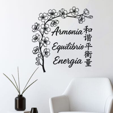 Adesivi da parete Feng Shui design con fiori di ciliegio e caratteri orientali per creare un ambiente armonioso e rilassante.