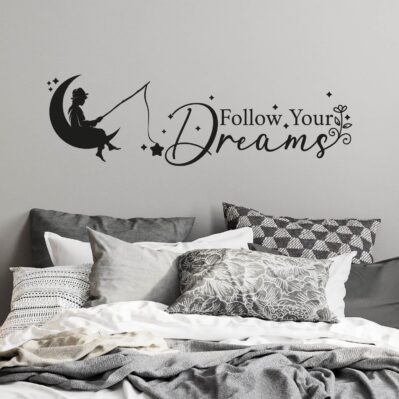 Adesivi parete camera da letto con scritta “Follow your Dreams” e grafica con luna e stelle, decorazione murale elegante e originale.