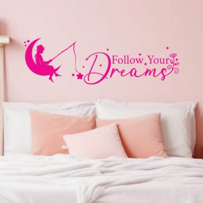 Adesivi parete camera da letto fucsia con frase “Follow your Dreams” e design romantico, perfetto per decorare pareti con stile e originalità.