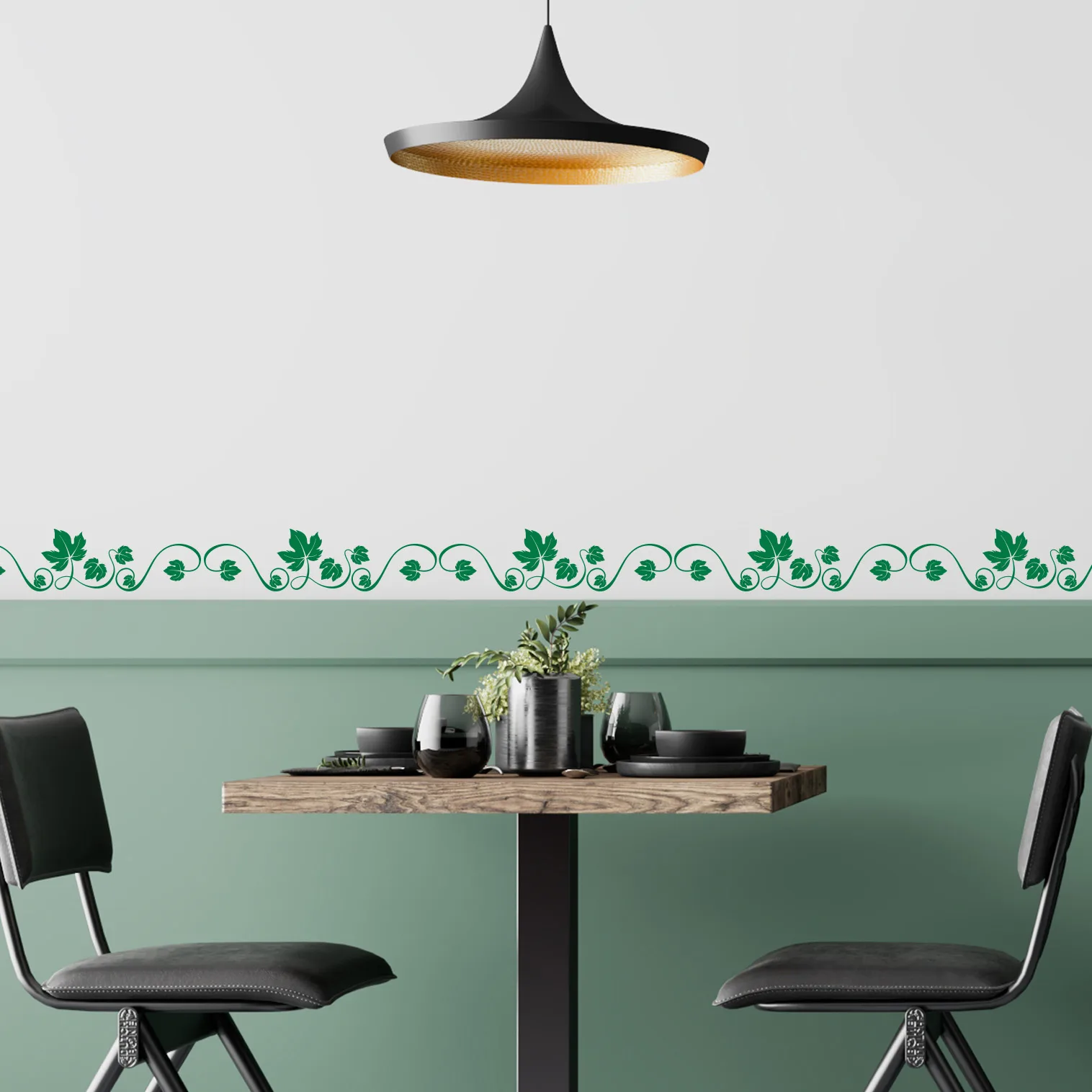Greche decorative adesivi per cucina con motivo a foglie di vite verdi applicate su parete bianca in una sala da pranzo moderna.